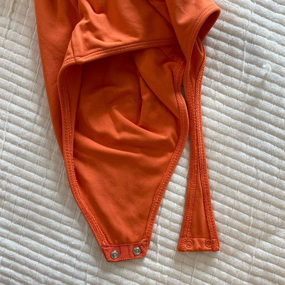 Aritzia Babaton Contour One Shoulder Bodysuit Orange Size XS - Picture 4 of 6